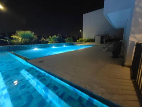 Royalty Chic 3 Bedroom App Du Golf with Airco and Wifi